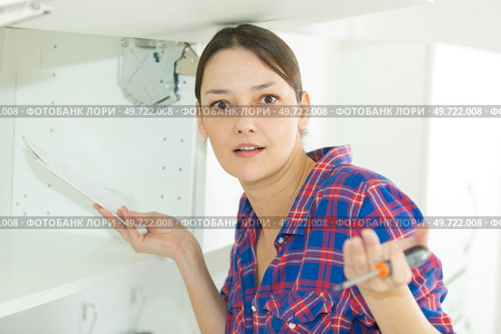 woman doing diy giving an incertain shrug. Стоковое фото, агентство Ingram Publishing / Фотобанк Лори