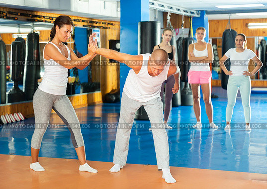Woman doing wristlock. Стоковое фото, фотограф Яков Филимонов / Фотобанк Лори