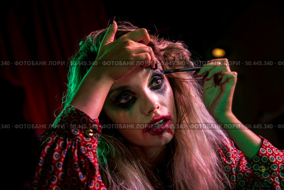 woman dressed as clown using make up. Стоковое фото, агентство Ingram Publishing / Фотобанк Лори