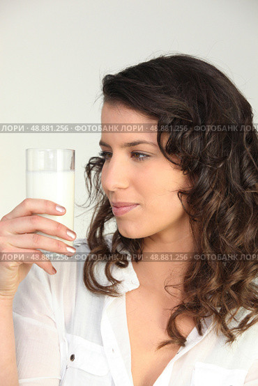 Woman drinking glass of milk. Стоковое фото, агентство Ingram Publishing / Фотобанк Лори