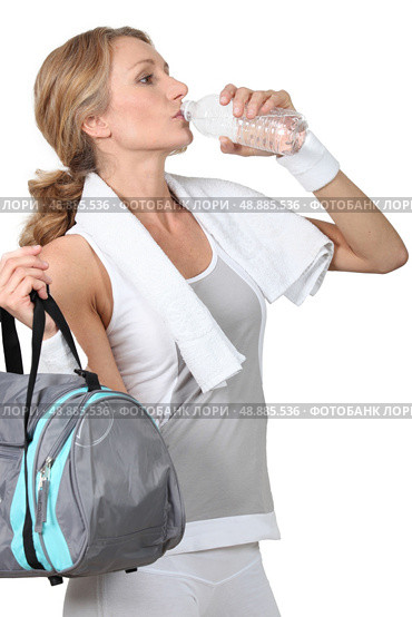 woman drinking water. Стоковое фото, агентство Ingram Publishing / Фотобанк Лори