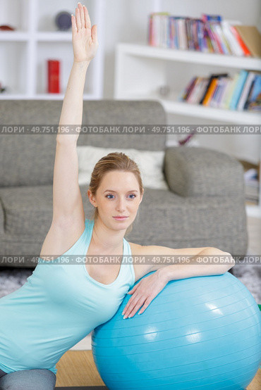 woman exercising with an aerobic ball. Стоковое фото, агентство Ingram Publishing / Фотобанк Лори