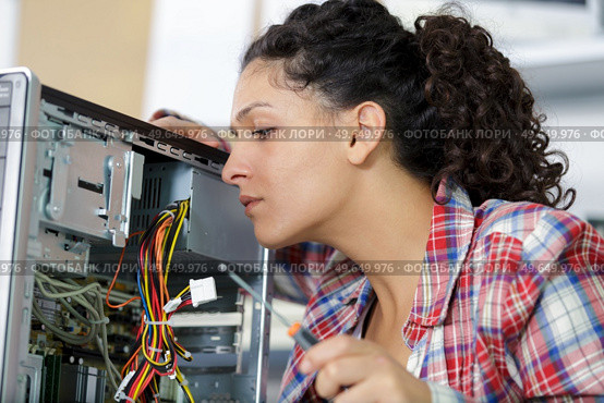 woman fixing a computer at work. Стоковое фото, агентство Ingram Publishing / Фотобанк Лори