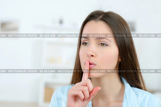 Woman gesturing us to be quiet. Стоковое фото, агентство Ingram Publishing / Фотобанк Лори