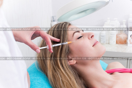 Woman getting anticellulite and anti fat therapy in beauty salon. Стоковое фото, агентство Ingram Publishing / Фотобанк Лори