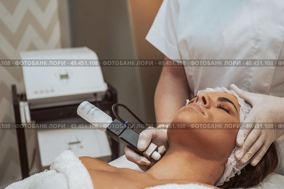 Woman getting cosmetic procedures at beauty center. Стоковое фото, агентство Ingram Publishing / Фотобанк Лори