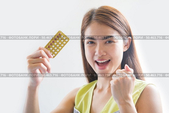 Woman hand holding a contraceptive panel prevent pregnancy. Стоковое фото, агентство Ingram Publishing / Фотобанк Лори