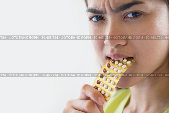 Woman hand holding a contraceptive panel prevent pregnancy. Стоковое фото, агентство Ingram Publishing / Фотобанк Лори