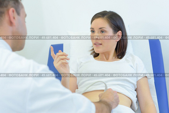 woman having a belly ultrasound. Стоковое фото, агентство Ingram Publishing / Фотобанк Лори