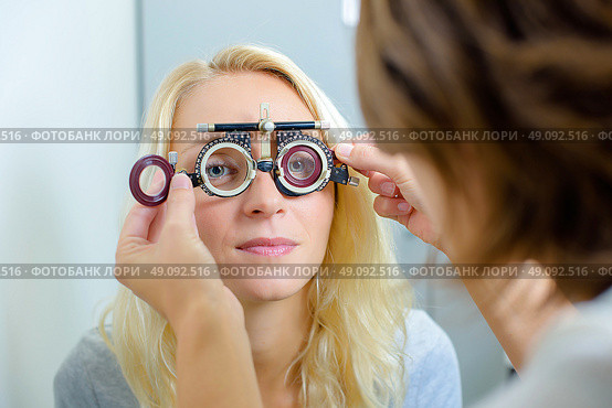 Woman having her eyesight checked. Стоковое фото, агентство Ingram Publishing / Фотобанк Лори
