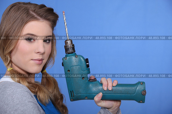 Woman holding cordless drill. Стоковое фото, агентство Ingram Publishing / Фотобанк Лори
