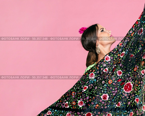woman holding manila shawl looking up. Стоковое фото, агентство Ingram Publishing / Фотобанк Лори