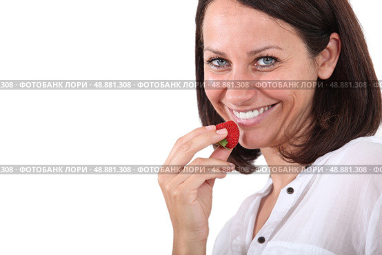 Woman holding strawberry. Стоковое фото, агентство Ingram Publishing / Фотобанк Лори