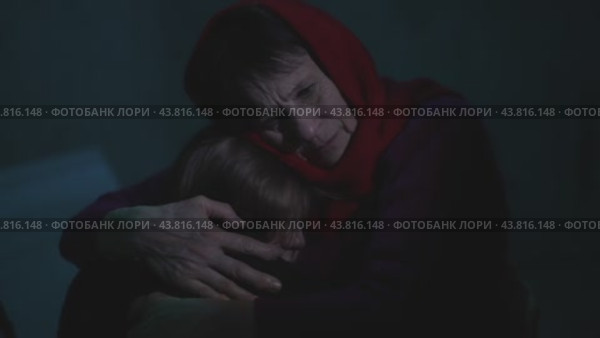 Woman hugs a little girl in a bomb shelter. Стоковое видео, видеограф Илья Шаматура / Фотобанк Лори