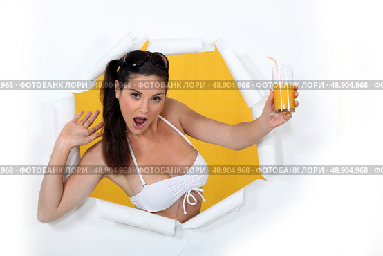 Woman in a bikini with a glass of orange juice. Стоковое фото, агентство Ingram Publishing / Фотобанк Лори