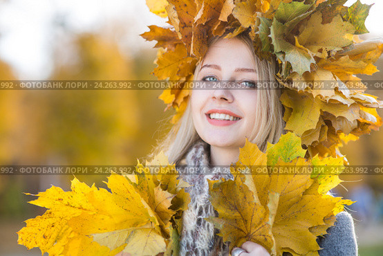 woman in autumn park. Стоковое фото, фотограф Типляшина Евгения / Фотобанк Лори
