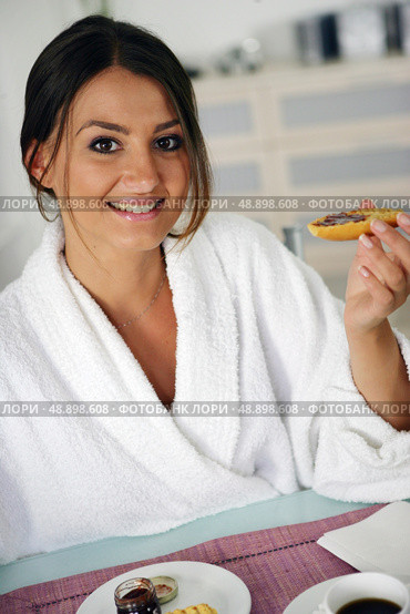 woman in bathrobe having breakfast. Стоковое фото, агентство Ingram Publishing / Фотобанк Лори