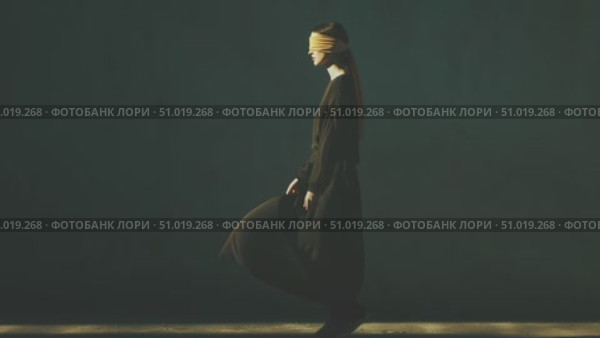 Woman in black dress walks gracefully while blindfolded in dramatic lighting. Стоковое AI-видео, аниматор Сергей Толмачёв / Фотобанк Лори