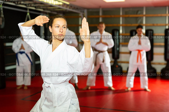 Woman in kimono showing fight stance during karate training. Стоковое фото, фотограф Яков Филимонов / Фотобанк Лори