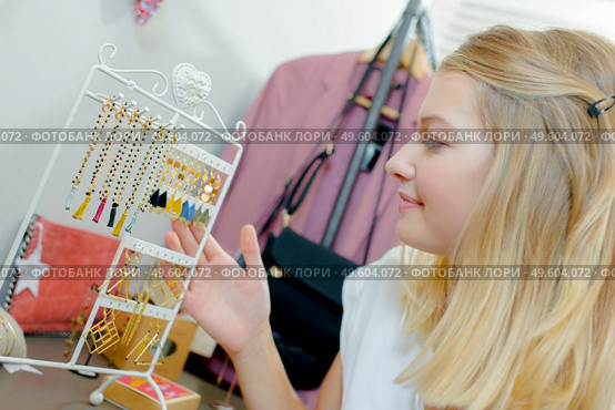 woman is buying homemade earrings. Стоковое фото, агентство Ingram Publishing / Фотобанк Лори