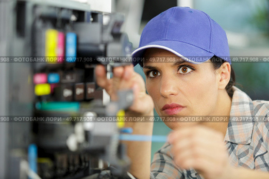 woman is fixing a printer. Стоковое фото, агентство Ingram Publishing / Фотобанк Лори