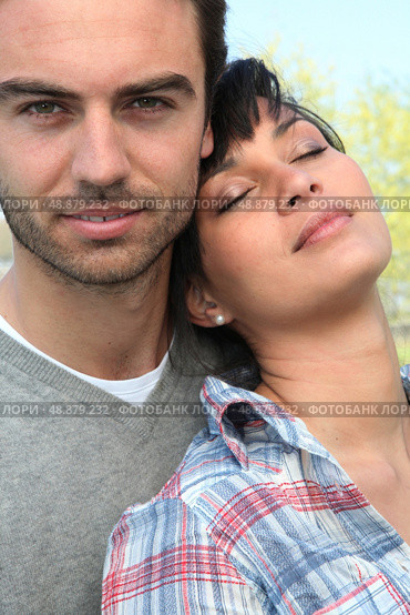 Woman leaning against her boyfriend&rsquo;s shoulder. Стоковое фото, агентство Ingram Publishing / Фотобанк Лори