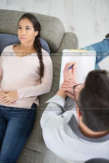 woman lying in couch during therapy. Стоковое фото, агентство Ingram Publishing / Фотобанк Лори