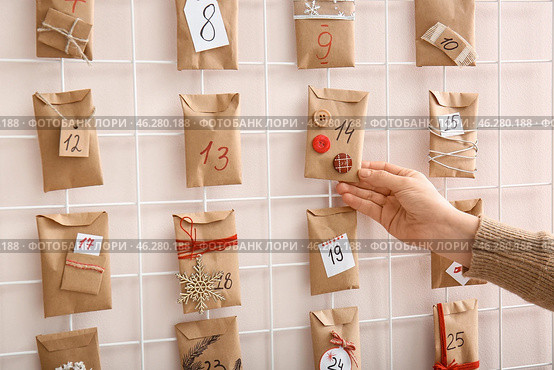 Woman making Christmas advent calendar. Стоковое фото, фотограф Pixel_shot / Фотобанк Лори