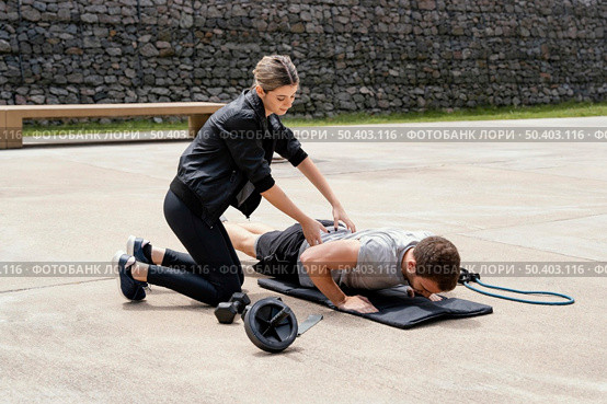 woman man exercising together outside. Стоковое фото, агентство Ingram Publishing / Фотобанк Лори