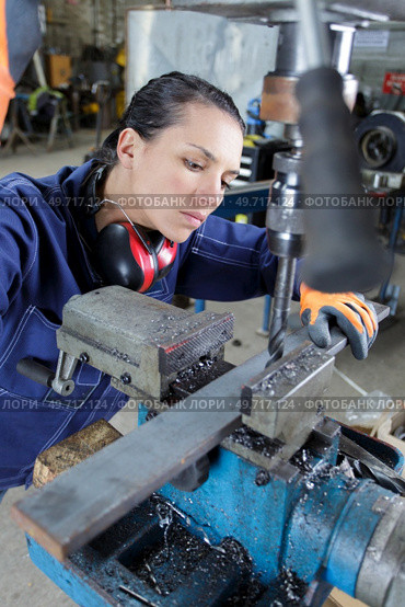 woman mechanical engineer working in factory. Стоковое фото, агентство Ingram Publishing / Фотобанк Лори