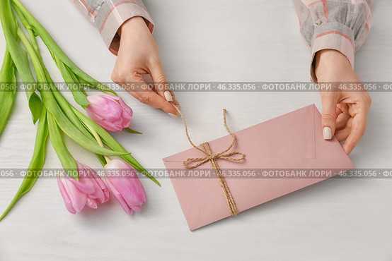 Woman opening received letter at table. Стоковое фото, фотограф Pixel_shot / Фотобанк Лори