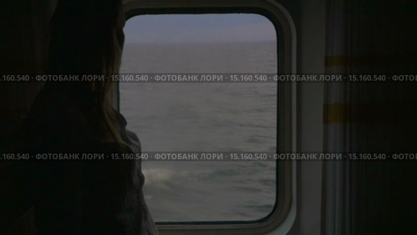 Woman opening the blind in living cabin of a ship. Стоковое видео, видеограф Данил Руденко / Фотобанк Лори