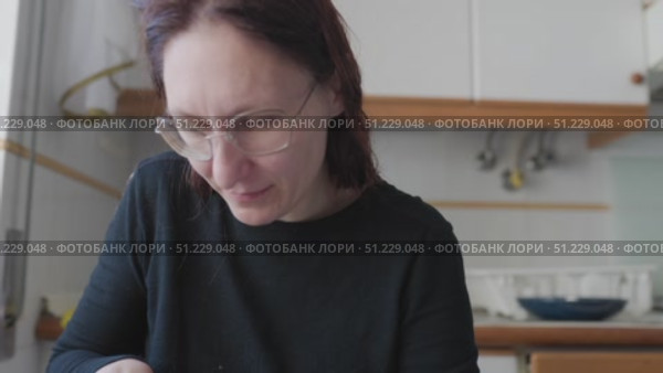 Woman peeling a lemon in the kitchen. Стоковое видео, видеограф Константин Шишкин / Фотобанк Лори