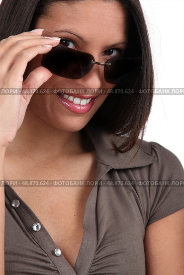 Woman peering over sunglasses. Стоковое фото, агентство Ingram Publishing / Фотобанк Лори