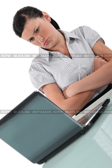 Woman pouting in front of her computer. Стоковое фото, агентство Ingram Publishing / Фотобанк Лори