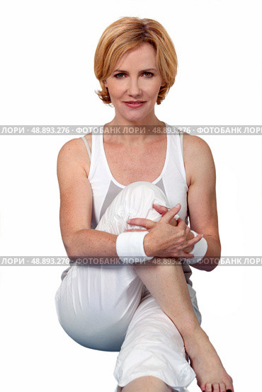 Woman practising yoga on a mat. Стоковое фото, агентство Ingram Publishing / Фотобанк Лори