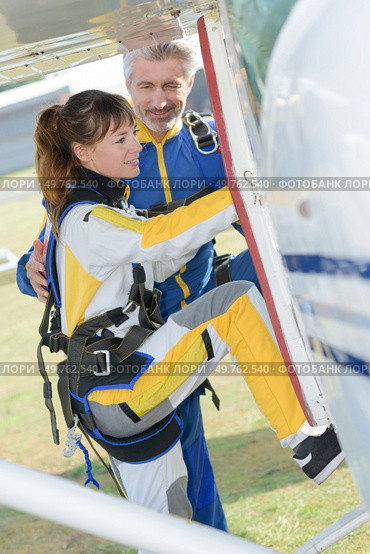 woman preparing to board the aircraft. Стоковое фото, агентство Ingram Publishing / Фотобанк Лори