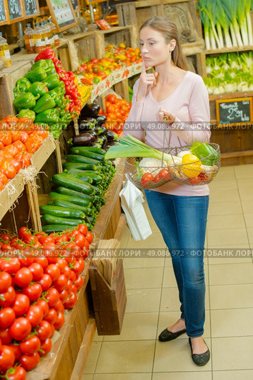 Woman proudly holding up a basket of vegetables. Стоковое фото, агентство Ingram Publishing / Фотобанк Лори