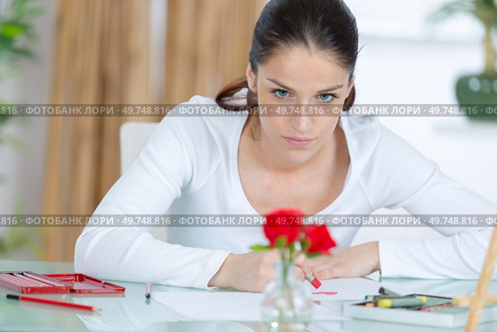 woman recreating still-life picture of roses. Стоковое фото, агентство Ingram Publishing / Фотобанк Лори