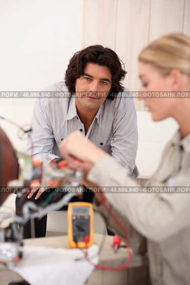 Woman repairing computer. Стоковое фото, агентство Ingram Publishing / Фотобанк Лори