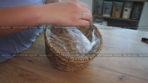 Woman reviewing souvenir wicker storage basket. Стоковое видео, видеограф Vadzim Yakubovich / Фотобанк Лори