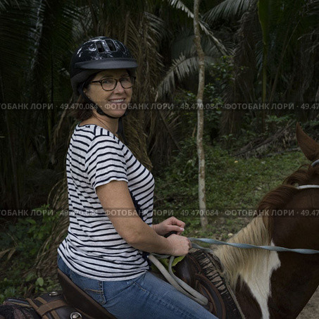 Woman riding horse, Chaa Creek Road, Chaa Creek Nature Reserve, San Ignacio, Belize. Стоковое фото, агентство Ingram Publishing / Фотобанк Лори