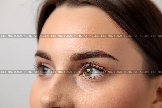 Woman showing perfect eyebrows after microblading treatment. Стоковое фото, фотограф Юрий Поздников / Фотобанк Лори