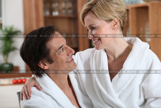 Woman sitting on man’s lap. Стоковое фото, агентство Ingram Publishing / Фотобанк Лори