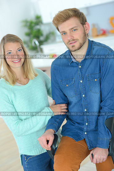 Woman supporting her injured boyfriend. Стоковое фото, агентство Ingram Publishing / Фотобанк Лори