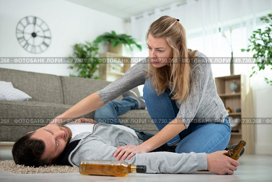 woman taking care of drunken man. Стоковое фото, агентство Ingram Publishing / Фотобанк Лори