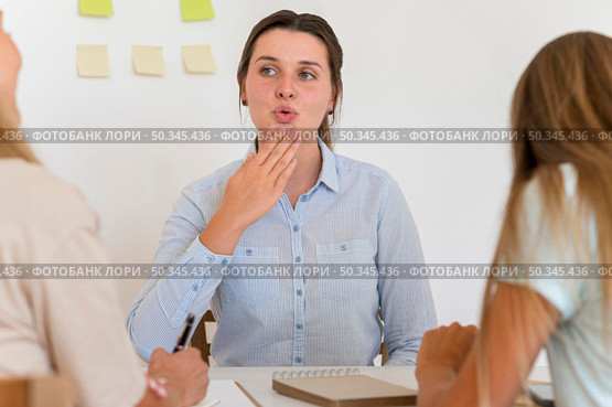 woman teaching sign language. Стоковое фото, агентство Ingram Publishing / Фотобанк Лори