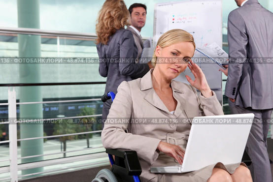 Woman thinking in wheelchair. Стоковое фото, агентство Ingram Publishing / Фотобанк Лори