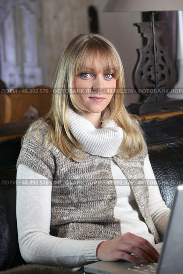 Woman typing on her laptop at home. Стоковое фото, агентство Ingram Publishing / Фотобанк Лори