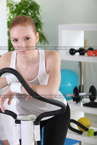 Woman using the stepper machine. Стоковое фото, агентство Ingram Publishing / Фотобанк Лори